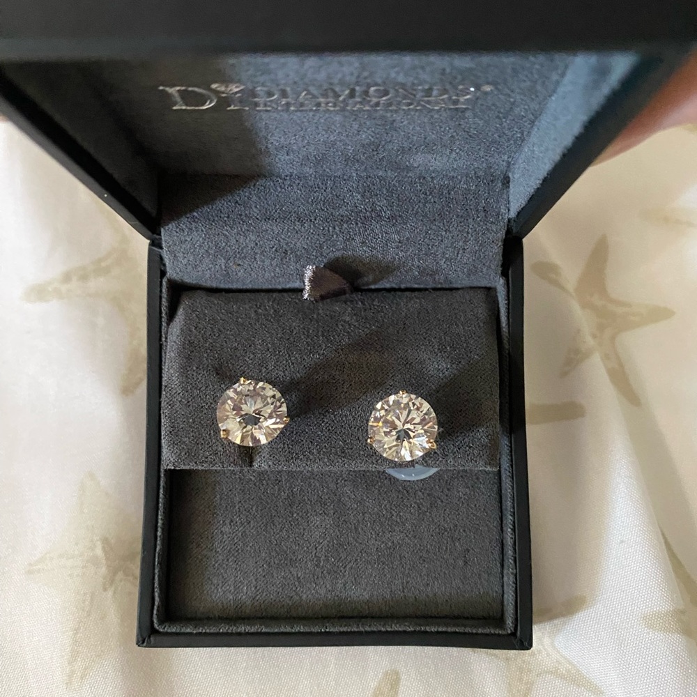 Diamond Stud Earrings in 14k gold setting